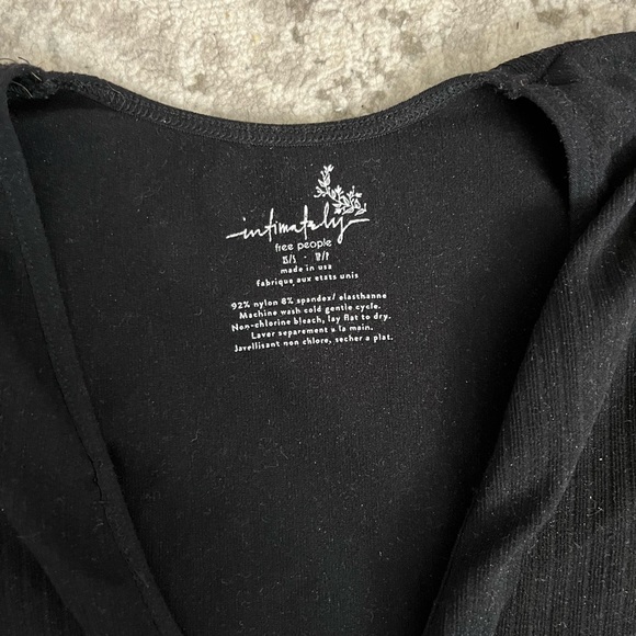Black tee from Free People, size xs/s, super stretchy and strong material - Picture 3 of 3
